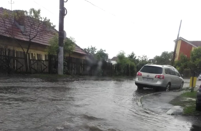 Mai multe străzi au fost inundate