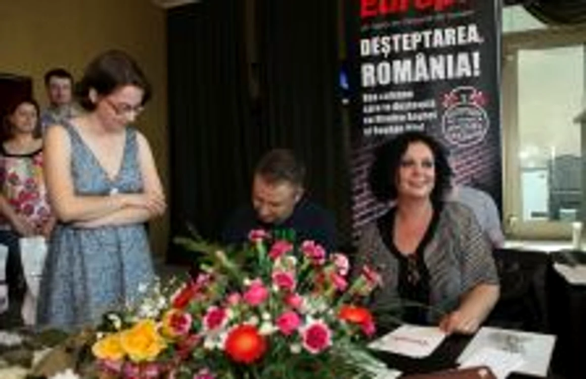 Bogdan Miu şi Monica Anghel au dat autografe fanilor de la Iaşi (Florin Chirica)