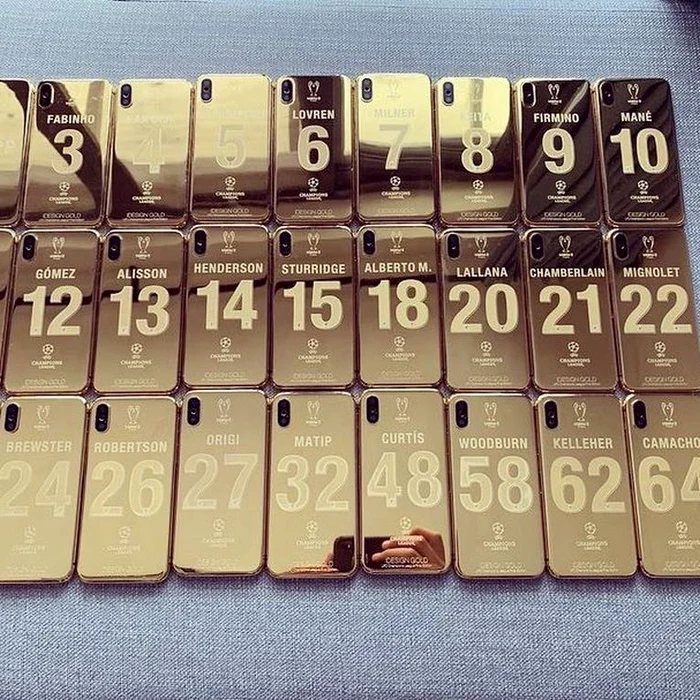 
    Așa arată telefoanele aurite primite de jucătorii lui LiverpoolFOTO: Twitter  