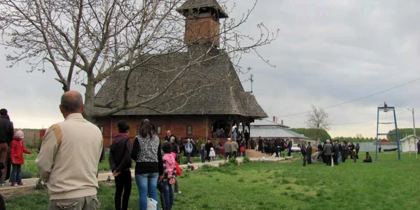 Schitul Coslogeni este situat pe DN 3B Călăraşi-Feteşti
