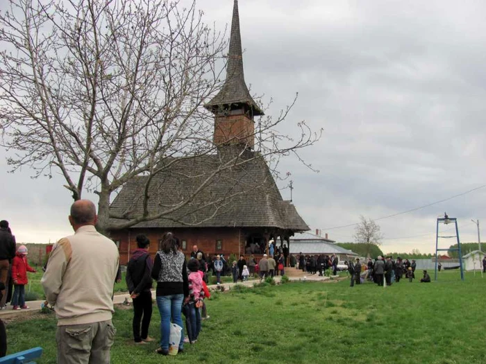 Schitul Coslogeni este situat pe DN 3B Călăraşi-Feteşti