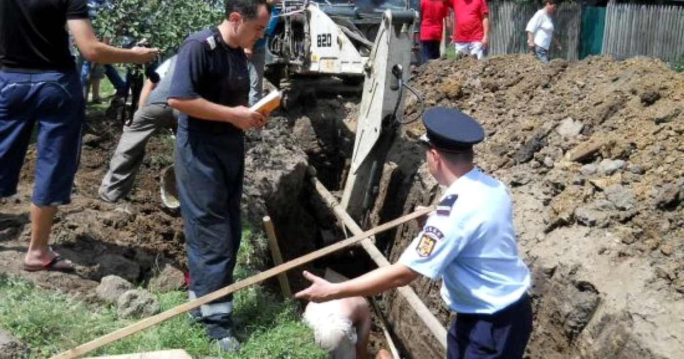 Pompierii au scos victima la suprafaţă în câteva minute (foto arhivă)