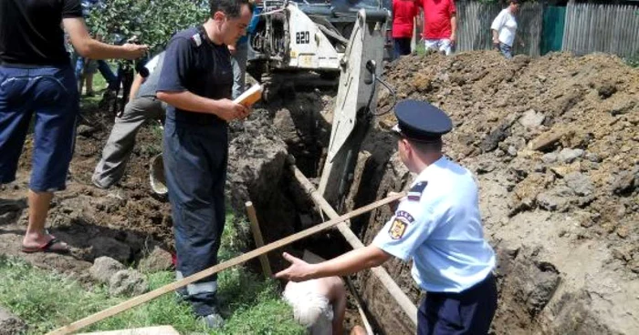 Pompierii au scos victima la suprafaţă în câteva minute (foto arhivă)