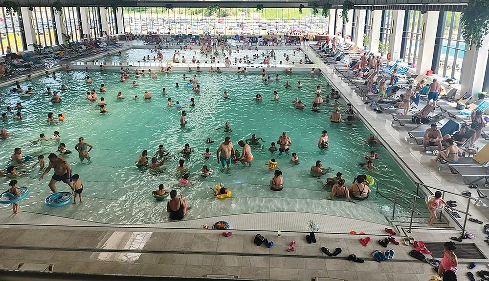 Turiştii se bălăcesc  zi de zi în bazinele  complexului balnear  Ocna Mureş. Foto: Laurenţiu Grozav