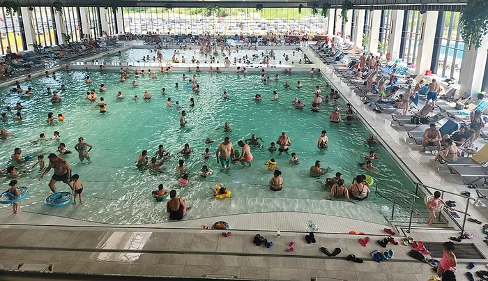 Turiştii se bălăcesc zi de zi în bazinele complexului balnear Ocna Mureş. Foto: Laurenţiu Grozav