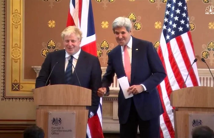 Boris Johnson (stânga) şi John Kerry, în cadrul unei conferinţe de presă, la Londra FOTO NBC News