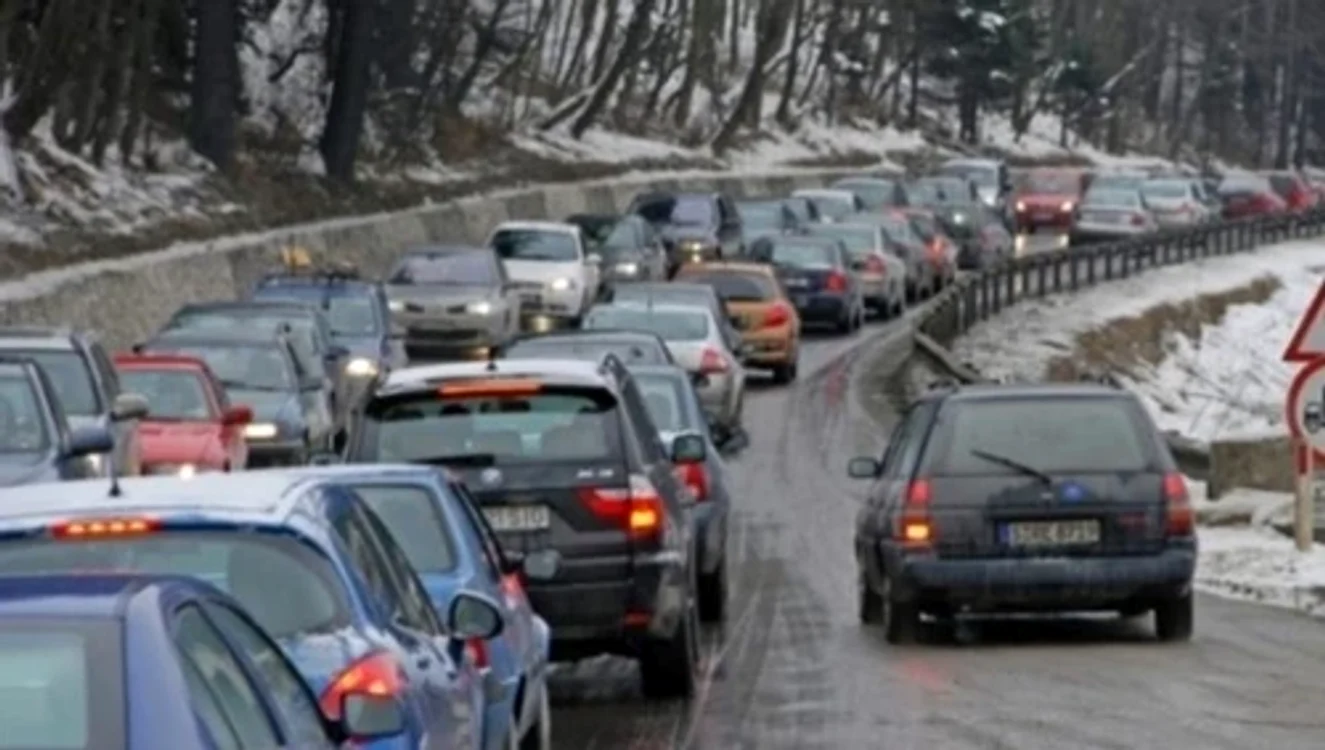 Traficul intens îi întârzie pe salvamontiști zeci de minute FOTO Adevărul