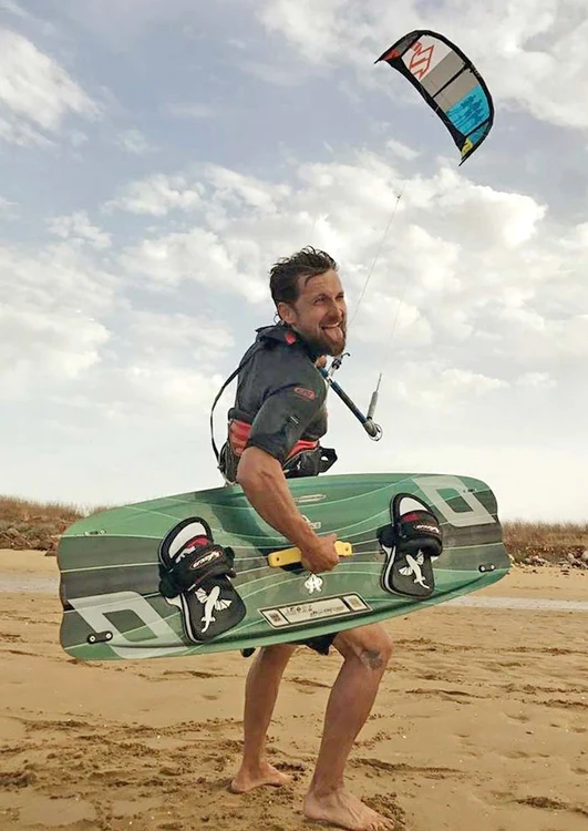 Dani Oţil prezintă “Neatza” în staţiuni turistice. În timpul liber, practică sporturi nautice