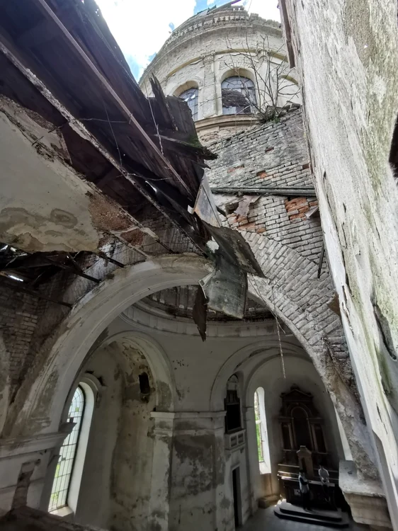 Mausoleul de la Bobda (Timiş) - copie după Esztergom Ungaria - a ajuns ruină tristă Foto Ştefan Both