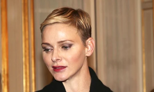 La princesse Charlène de Monaco distribue des sacs de la Croix Rouge monégasque aux personnes âgées à Monaco  jpeg