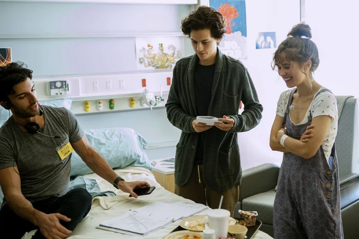 Actorii principali si regizorul producţiei "Five feet apart"foto: Disney