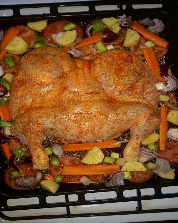 Pui la cuptor pe pat de legume