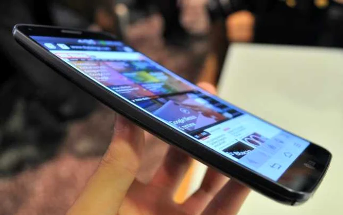 LG G Flex are un display curbat FOTO The Verge