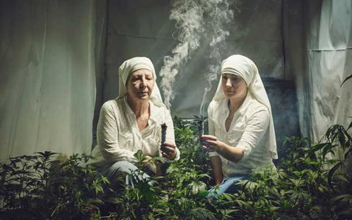 Produsele organice ale celor două măicuţe includ unguente, tincturi şi uleiuri care sunt folosite în tratarea migrenelor, a durerilor de spate şi nu numai. FOTO Daily Mail