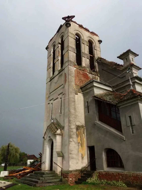 Biserica reformată de la Dumbrava (judeţul Timiş) a rămas fără turn FOTO Facebook/Czapp Istvan