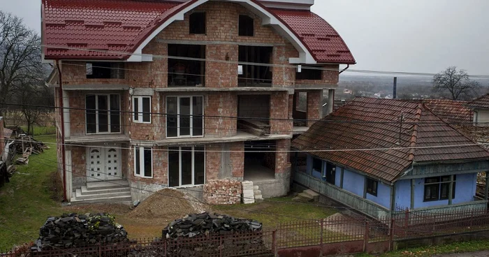 Moişeni, Ţara Oaşului. Casa bătrânească stă lipită de duplexul construit de cei tineri, plecaţi în Franţa FOTO: mandriesibeton.ro