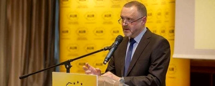 Sorin Lavric a absolvit două facultăți la stat în București: medicină și filozofie