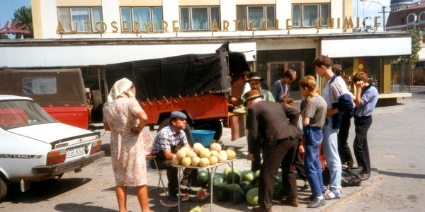 Piata in 1989  Foto Azopan hu jpg
