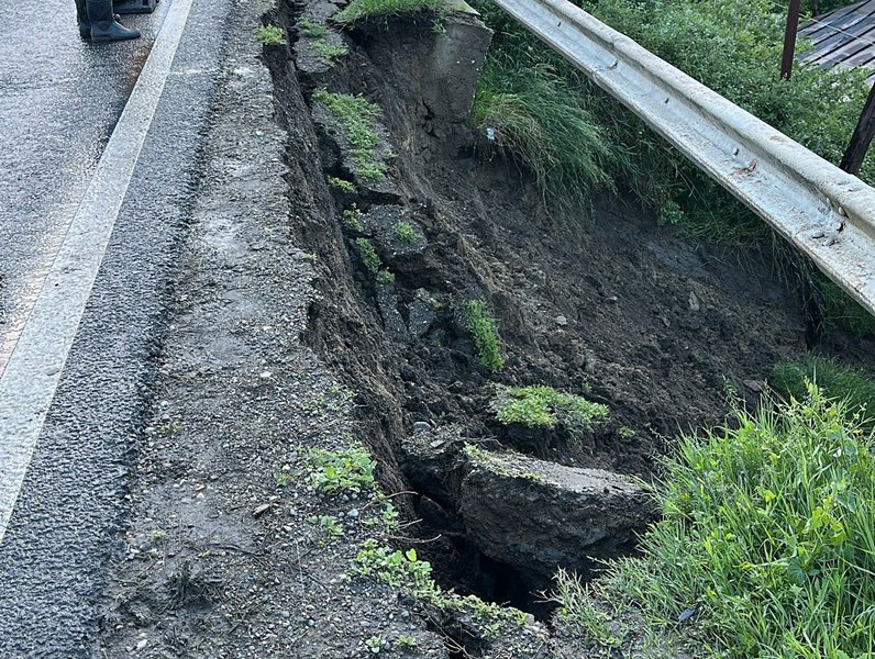 Momentul în care o șosea se surpă, în Galați. Ploile fac ravagii în țară: gospodării inundate, alunecări de teren și trafic restricționat 