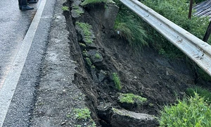 Șosea surpată în județul Galați FOTO: Direcția Drumuri și Poduri Buzău