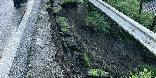Șosea surpată în județul Galați FOTO: Direcția Drumuri și Poduri Buzău