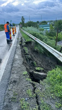 Șosea surpată în județul Galați FOTO: Direcția Drumuri și Poduri Buzău