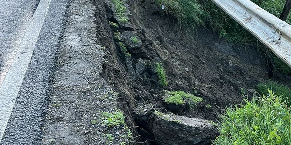 Șosea surpată în județul Galați FOTO: Direcția Drumuri și Poduri Buzău
