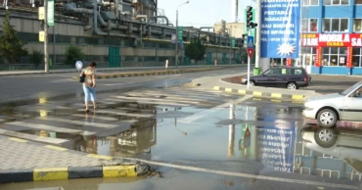 Suceava: O conductă de apă rece i-a răcorit pe suceveni (GALERIE FOTO SI VIDEO)