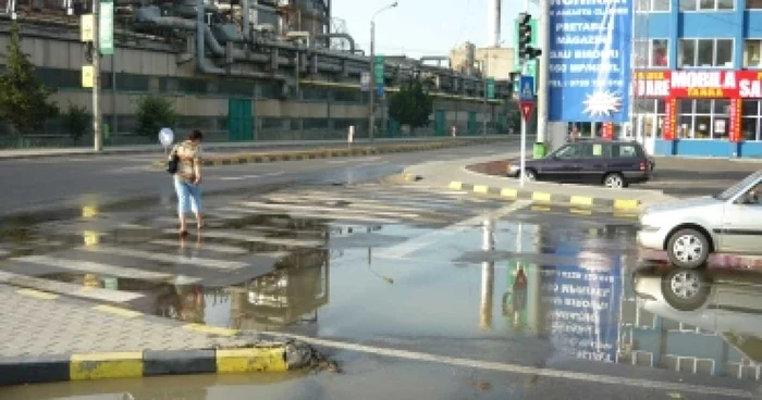 Suceava: O conductă de apă rece i-a răcorit pe suceveni (GALERIE FOTO SI VIDEO)