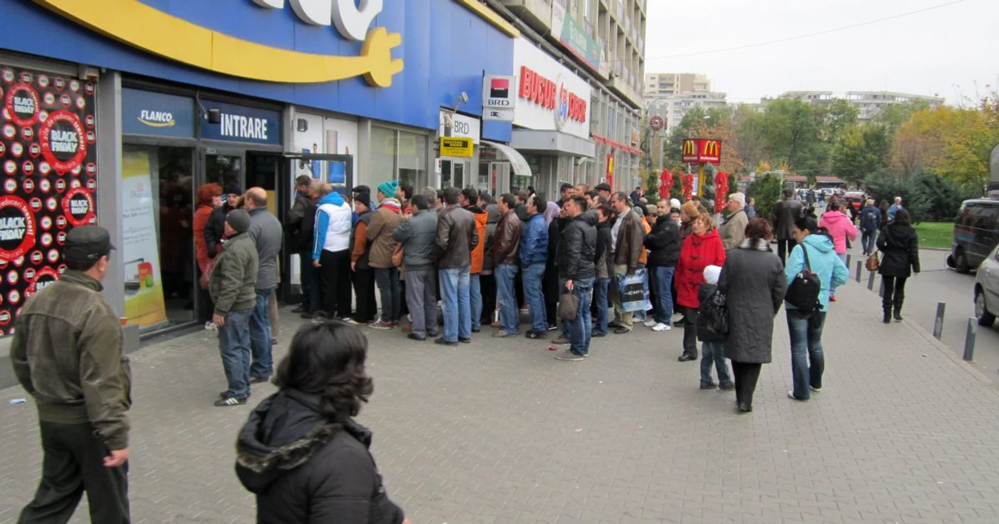 Sute de mii de români au fost cuprinşi vineri de nebunia reducerilor oferite de Black Friday FOTO Adevărul