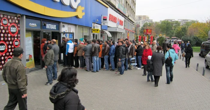 Sute de mii de români au fost cuprinşi vineri de nebunia reducerilor oferite de Black Friday FOTO Adevărul