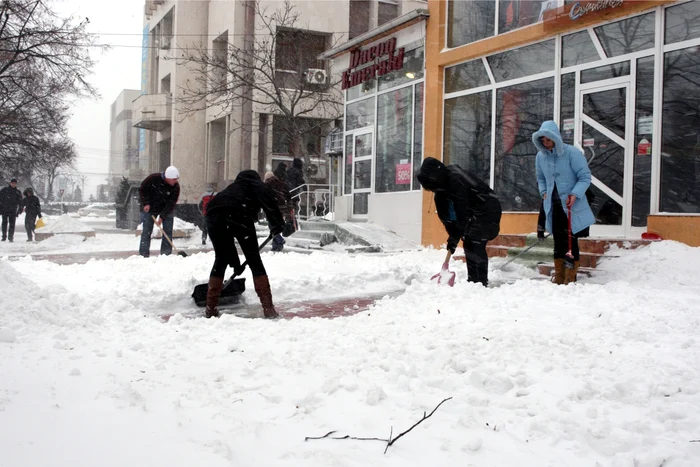 Cei care nu îşi curăţă zăpada riscă amenzi usturătoare Foto: arhivă Adevărul