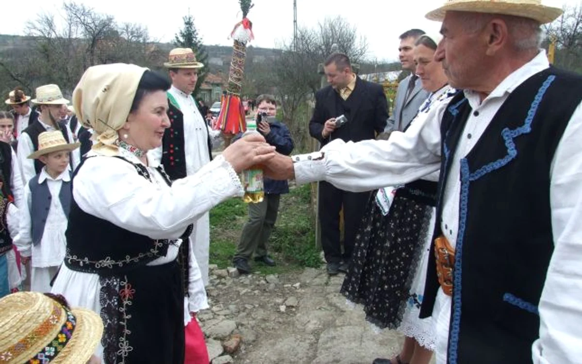  Sătenii din Soconzel au jucat ieri dansul la şură