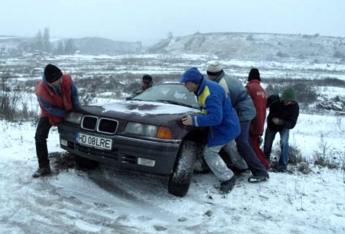 BMW-ul derapat a fost scos cu greu din râpă. Foto: D: Guţă