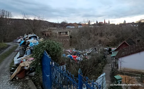 Raul Cerna, un localnic din Hunedoara a umplut malurile de gunoaie  Foto Daniel Guță ADEVĂRUL (25) jpg