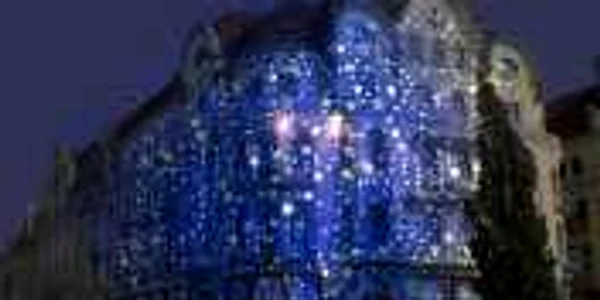 Palatul Vulturul Negru și clădirea Primăriei vor fi acoperite cu holograme albastre