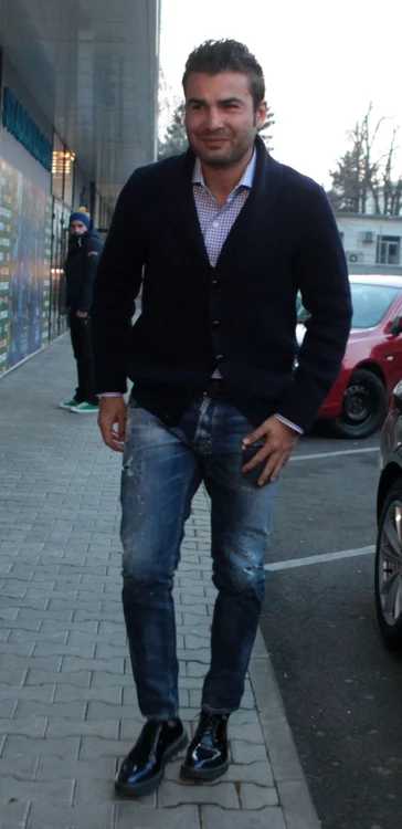 
    Adi Mutu  