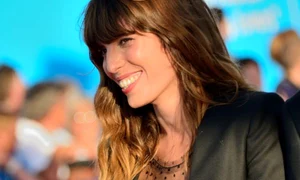 Lou Doillon a expus splendoare de sâni la Deauville, în Franţa (Foto: Hepta) jpeg