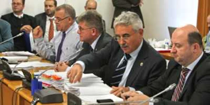 Viorel Ştefan (centru), şeful Comisiei Buget-Finanţe, a insistat ca BNR şi Ministerul Finanţelor să-şi exprime poziţia