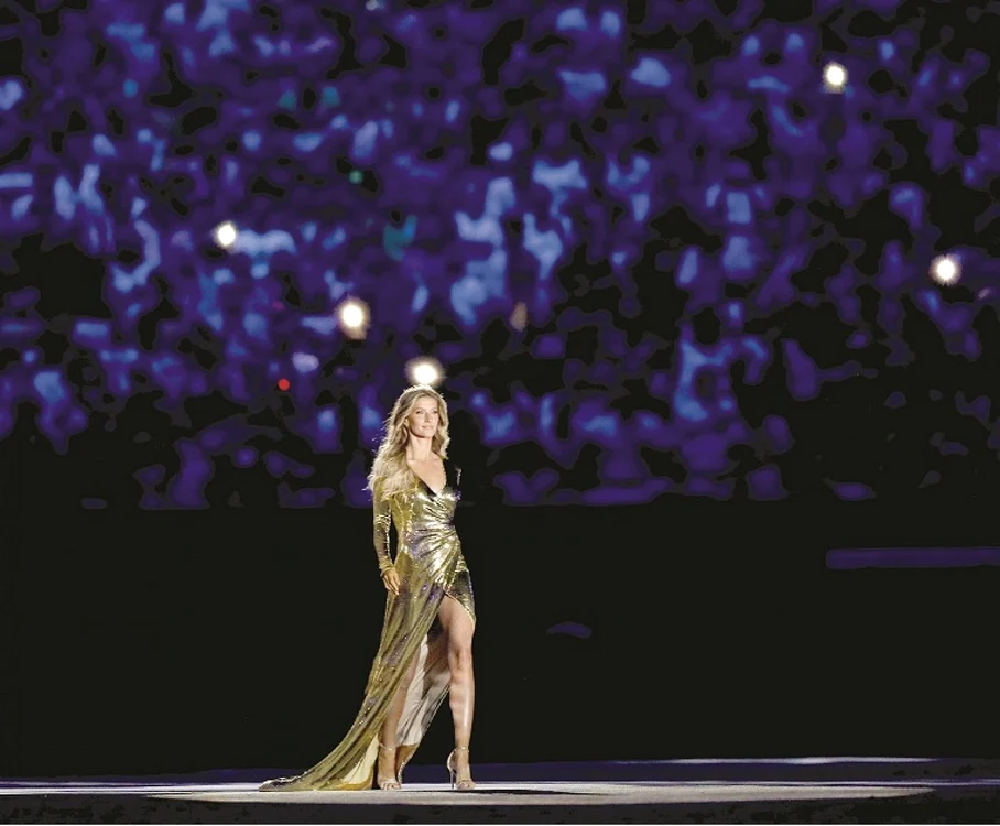 Stadionul Maracanã a devenit un imens catwalk pentru Gisele Bündchen, care a defilat într-o rochie din paiete aurii, cu trenă, creaţie a designerului brazilian Alexandre Herchcovitch, pe acordurile celebrei melodii „The Girl From Ipanema“FOTOGRAFII Getty Images, AP, Hepta