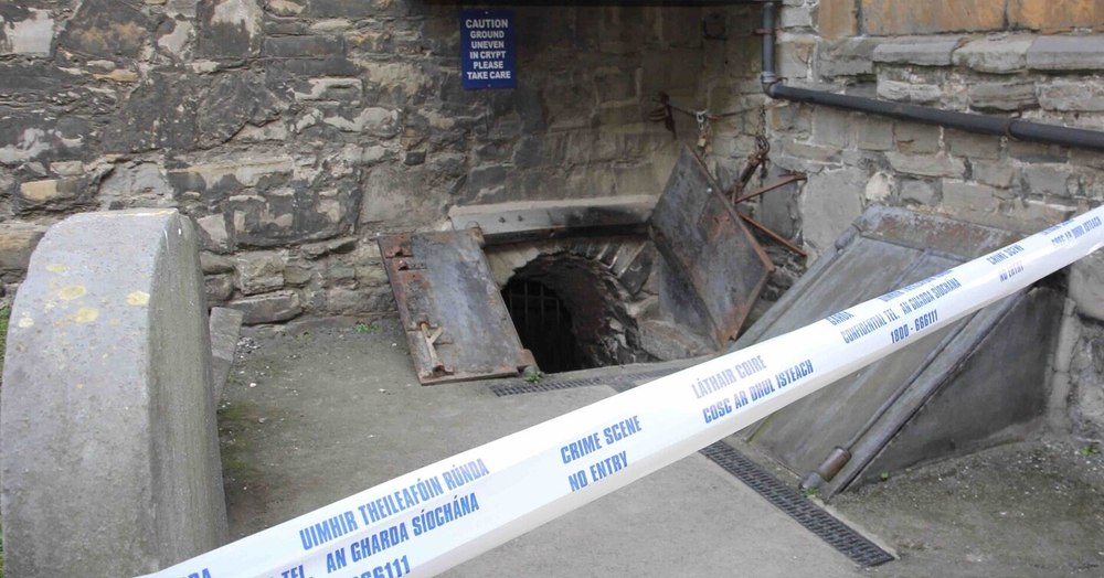 Român arestat în Irlanda, după ce a incendiat o biserică istorică. Au fost distruse mumiile a cinci cavaleri cruciaţi