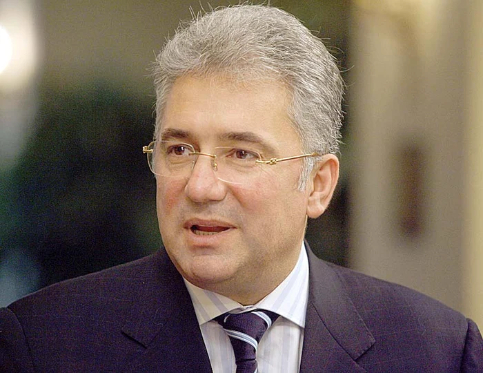 
    Adriean Videanu s-a prezentat joi la sediul DNAFoto Click!  