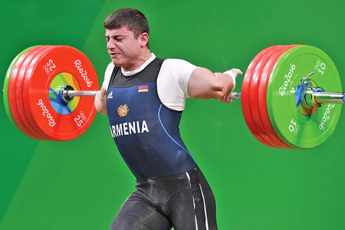 
    Cotul stâng  al armeanului a fost  dat peste capFOTO: AFP   