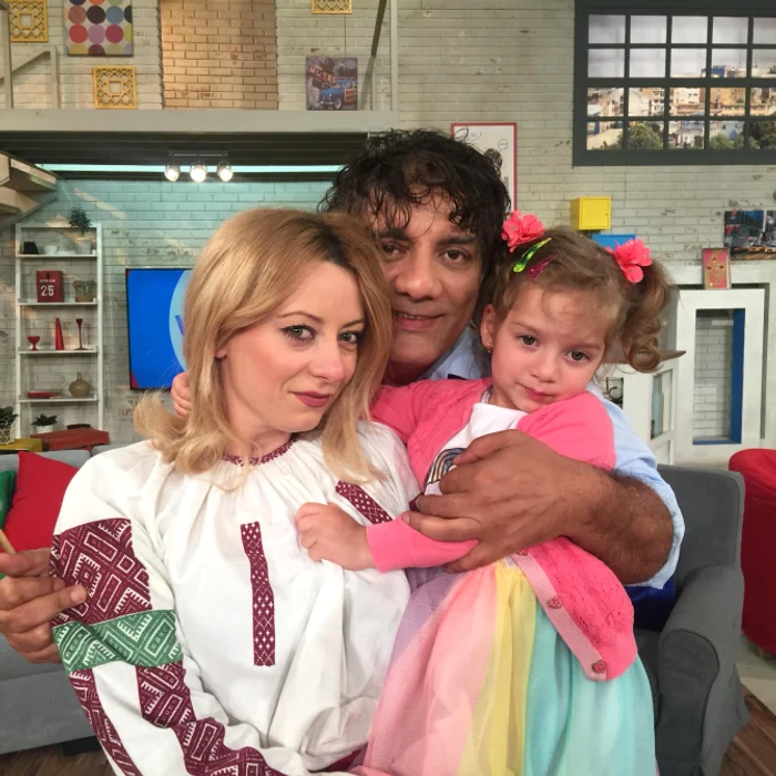 
    Marius Mihalache și soția lui, Arabela Nicolau, alături de micuța Emily  