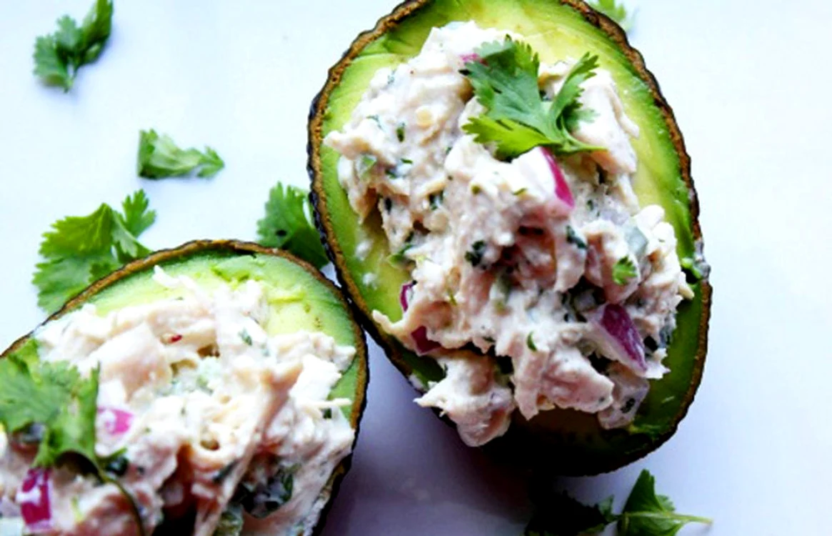 salata de avocado cu piept de pui jpeg
