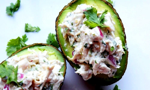 salata de avocado cu piept de pui jpeg