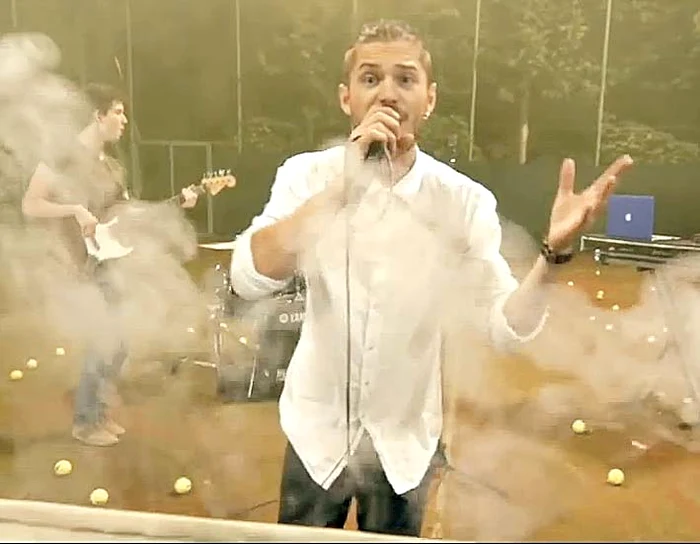 Moldoveanul cântă pe terenul de tenis cu nocturnă