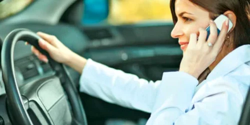 Minutele pierdute în ambuteiaje sunt folosite pentru  interminabile convorbiri la telefon