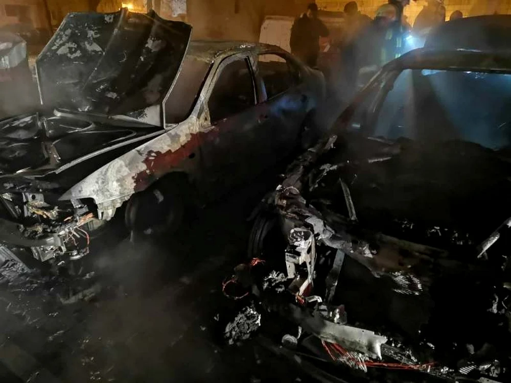 Într-un dintre incendiile comandate au ars trei maşini