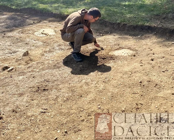 Vestigiile unui necunoscut până în prezent, descoperit în cetatea dacică de la Costeşti-Cetăţuie (foto: Consiliul Județean Hunedoara)